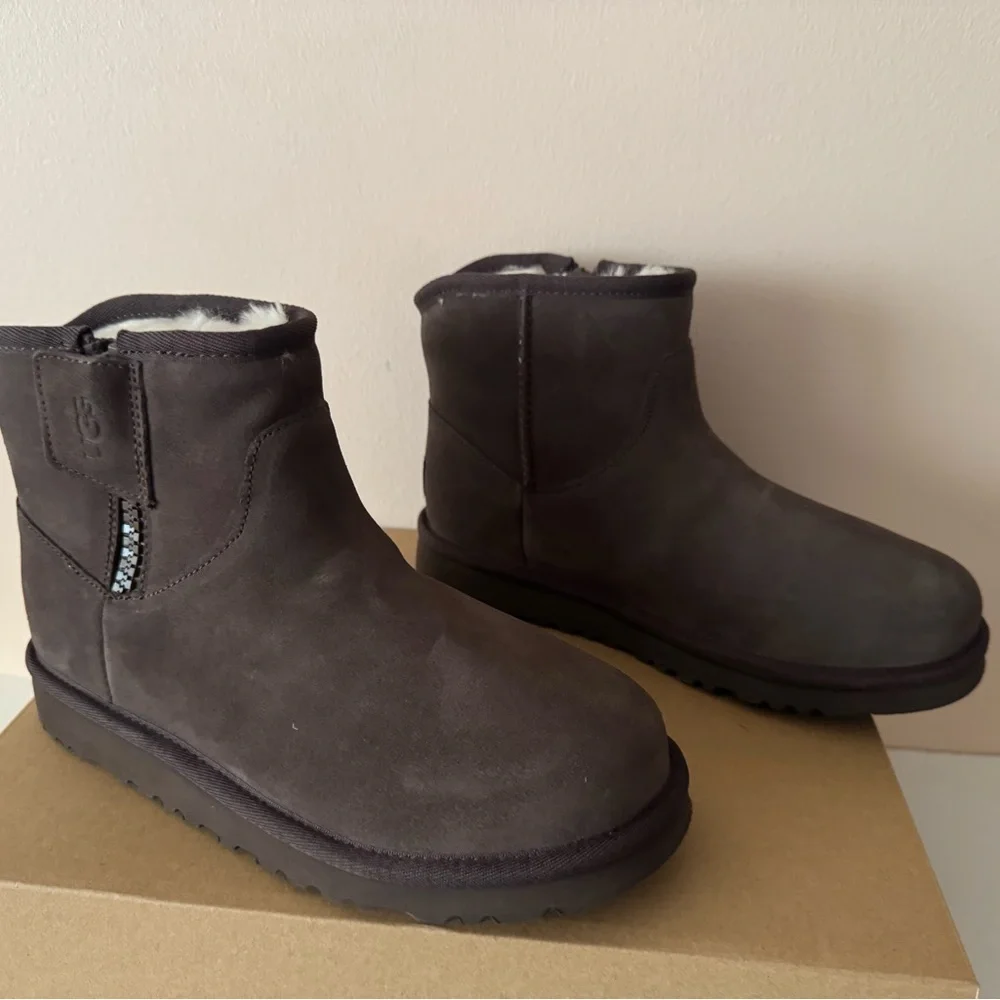 UGG Adri Classic Mini Suede Fur Lined Zip Boot. Boy. Girl. Unisex. Size: 4